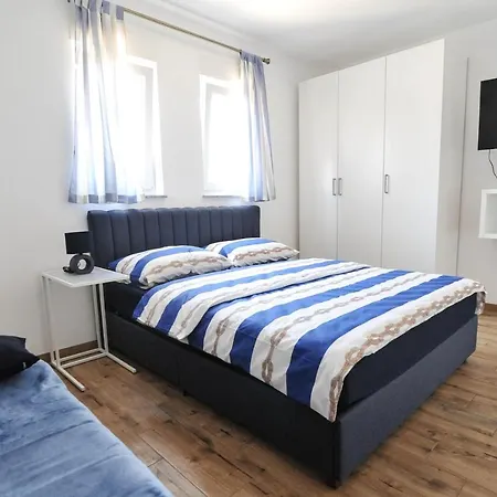 Apartment Rebecca Vir